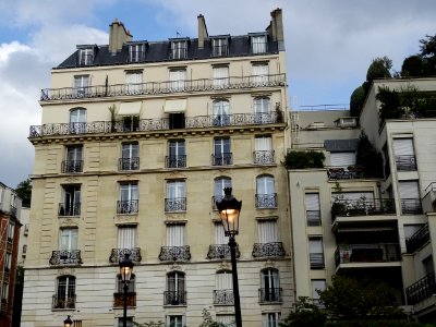 Un bel immeuble de la rue Singer, vu depuis la rue des Vig… 