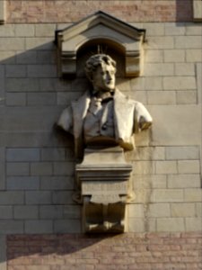 Buste de Châteaubriand 1768-1848 sur la façade du lycée Ja… 