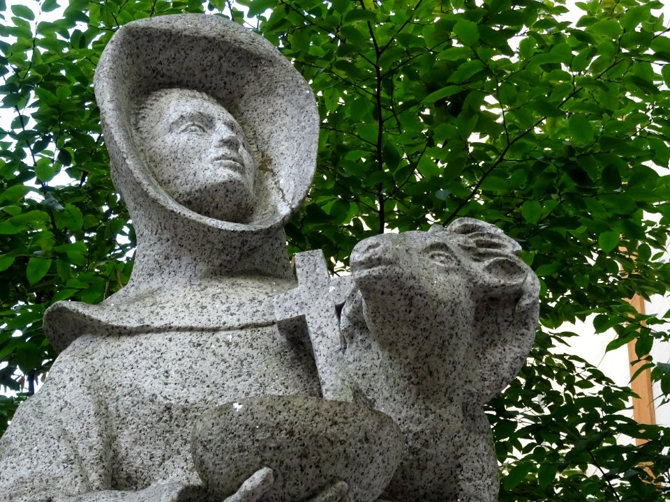 Sculpture en granit d'Alain Courtaigne, à côté de l'église… 