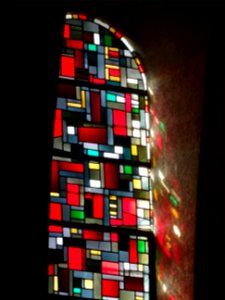 Vitrail moderne et lumière, église Sainte-Jeanne-de-Chanta… 