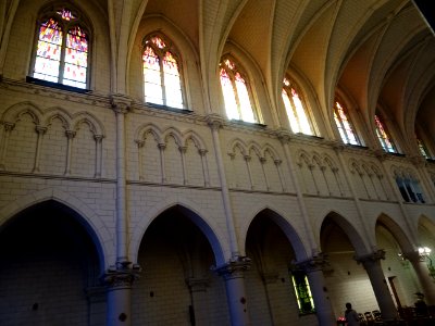 Vitraux et nef de la chapelle Notre-Dame du Saint Sacremen… 