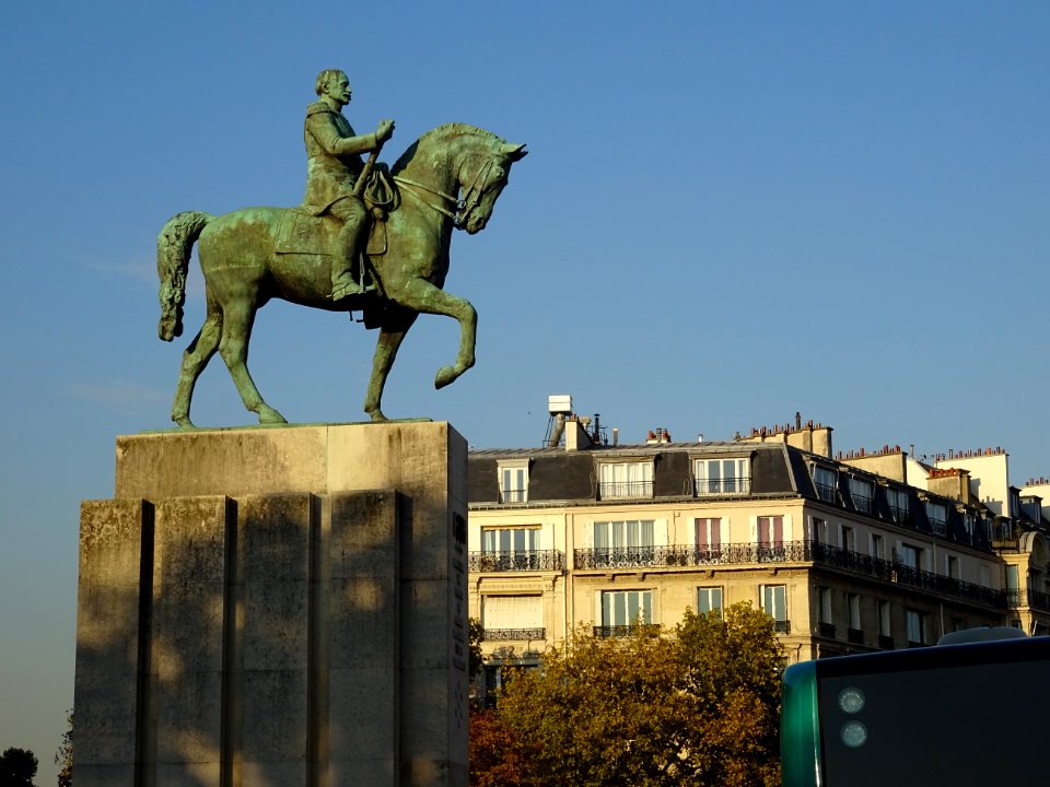 La statue équestre du Maréchal Foch, bronze, des sculpteur… 