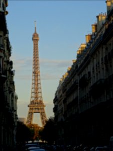 La Tour Eiffel dans le soleil du soir, avec l'avenue d'Eyl… 
