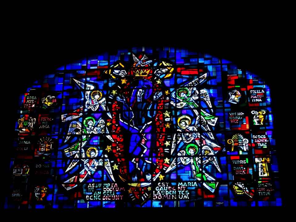 Vitrail de la chapelle Sainte Bernadette, 16e arr., Paris 