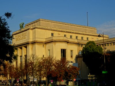 Palais de Chaillot, pavillon Ouest qui abrite le Musée Nat… 