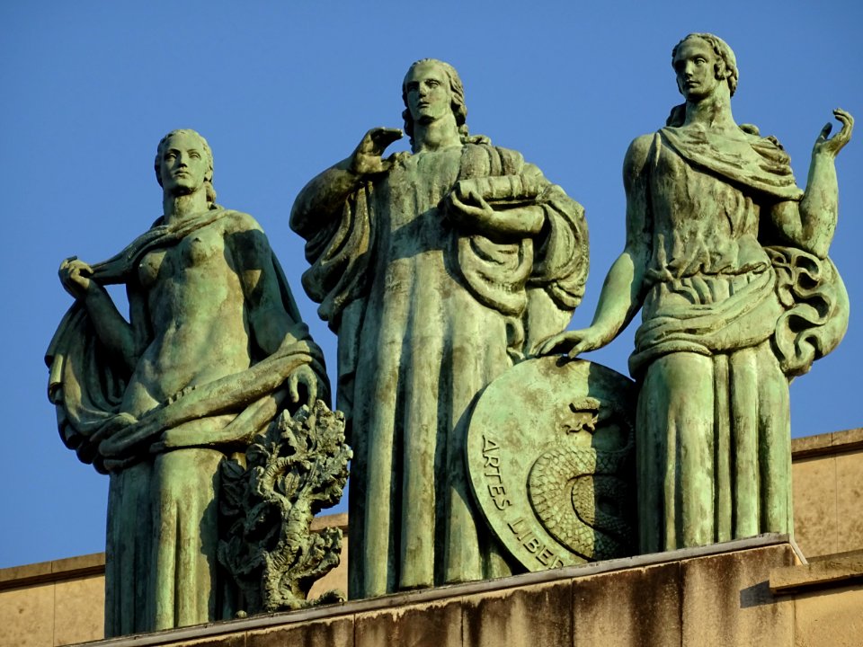 Statues au sommet du Palais de Chaillot, pavillon Est qui … 