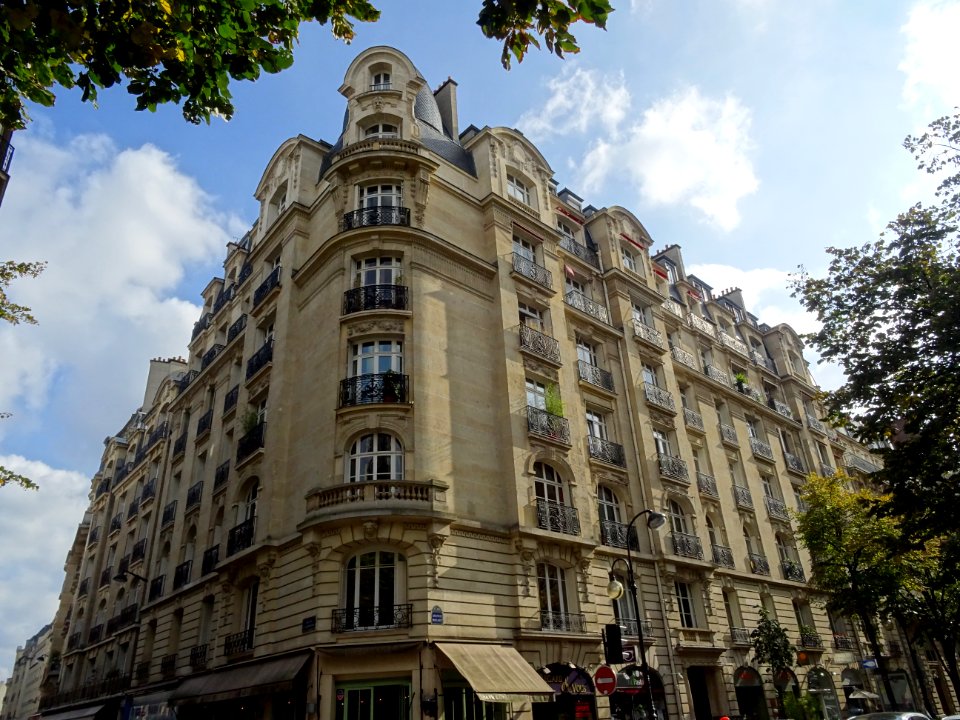 Immeuble à l'angle de la rue de l'Assomption et de l'Avenu… 