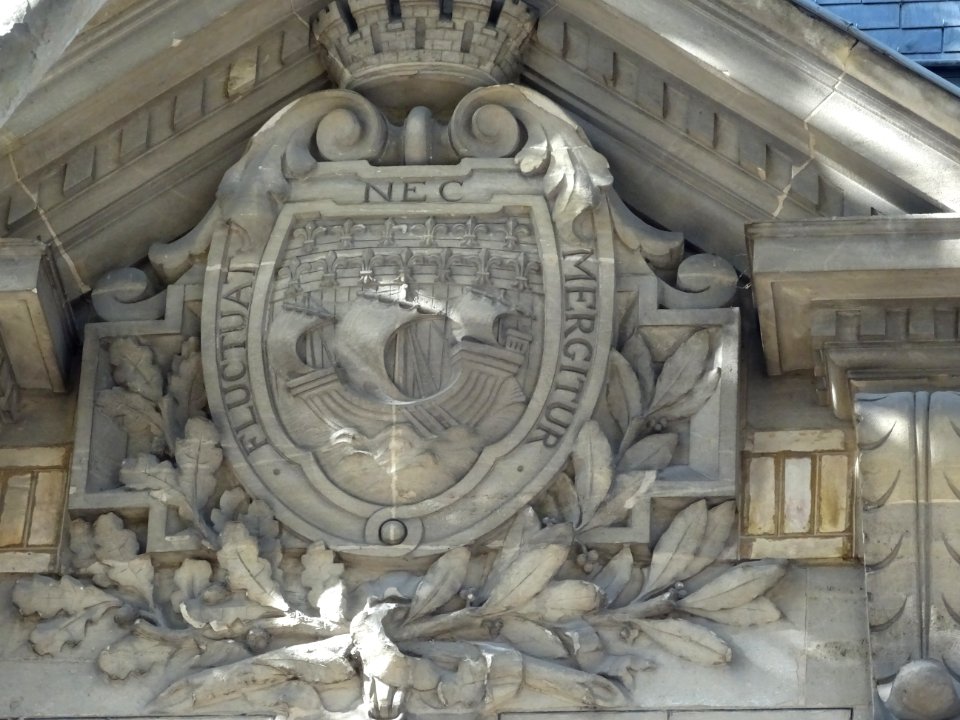 Lycée Jean-Baptiste-Say, blason de la ville de Paris. Fluc… 