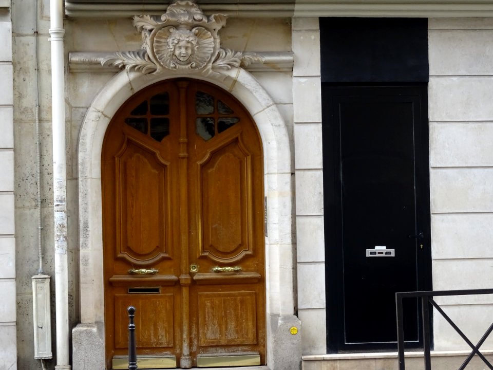Deux portes, l'ancienne et la moderne au 65 rue de Boulain… 