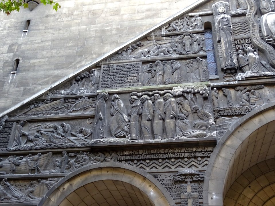 Bas-relief, église Saint-Pierre-de-Chaillot, 31 avenue Mar… 