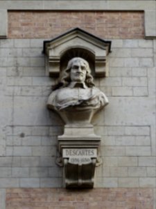 Buste de Descartes 1596-1650 sur la façade du lycée Janson… 