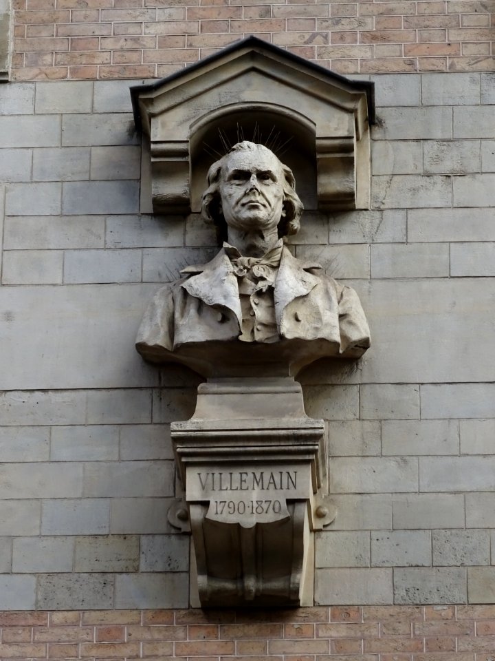 Buste de Villemain 1790-1870 sur la façade du lycée Janson… 