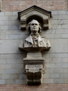 Buste de Villemain 1790-1870 sur la façade du lycée Janson… 