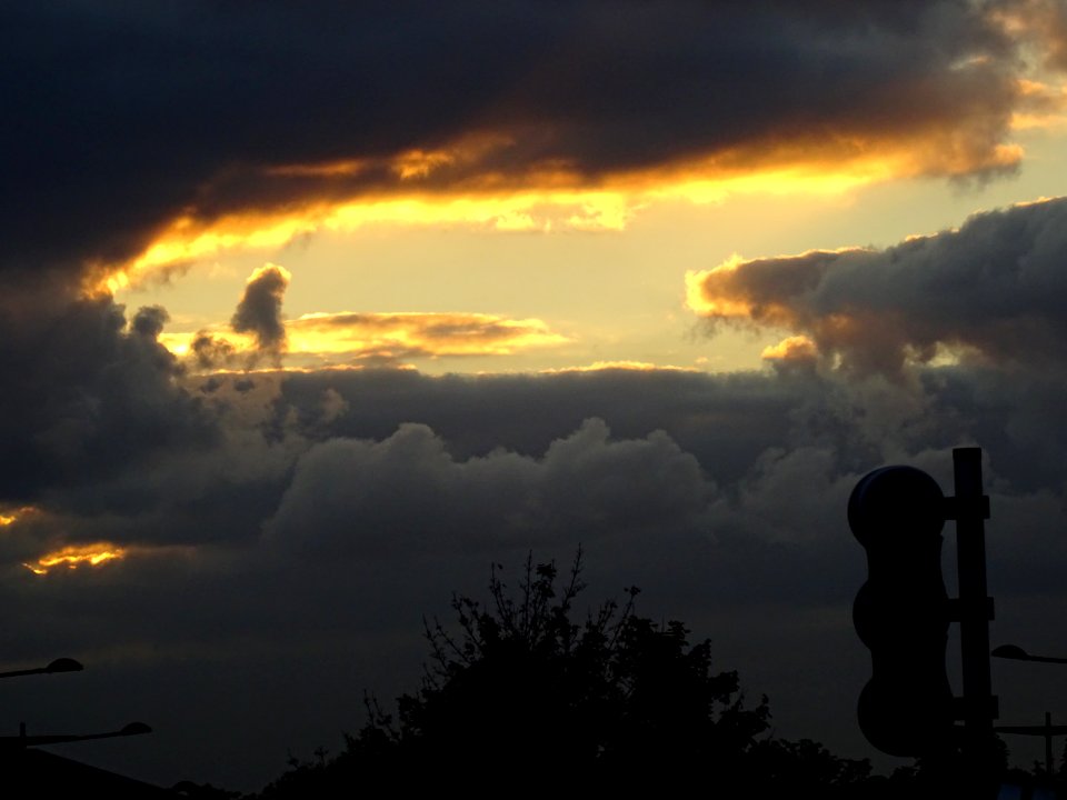 Effet de lumière du soleil couchant dans les nuages 