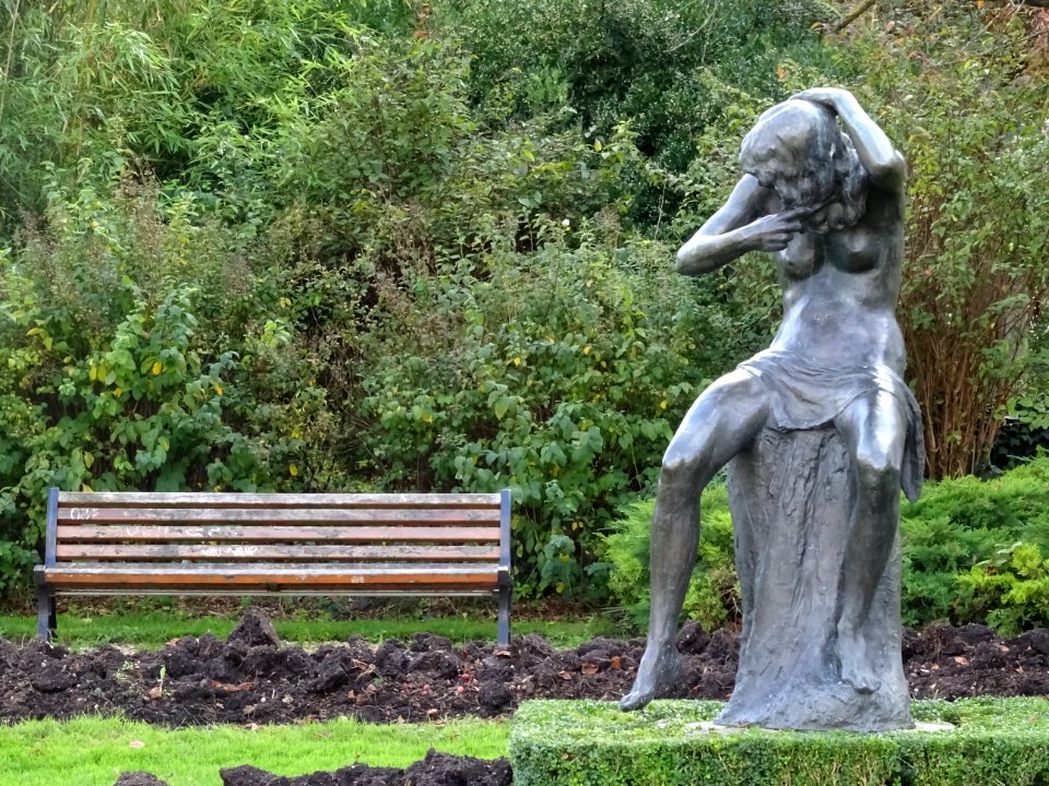 Statue Lucile se coiffant par Stéphane Buxin, square Car… 