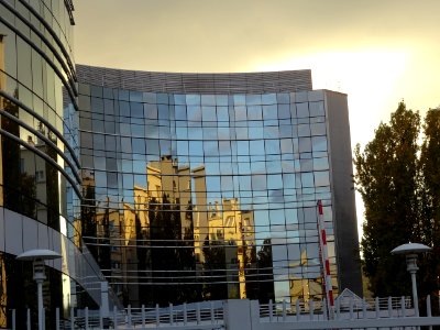 Réflexions dans l'immeuble Renault, au 74 et 76 rue de Sèv… 