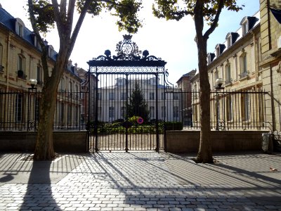 Grille, ancien château Ternaux et cour intérieure du lycée… 
