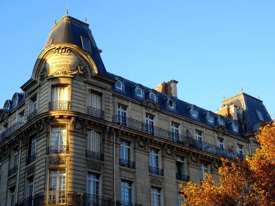 Immeuble Cie d'assurances sur la vie LE MONDE, à l'angle… 