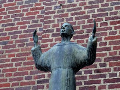 Statue, dans la cour intérieure de l'Eglise suédoise de Pa… 