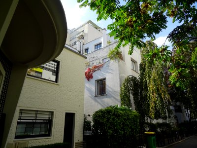 Résidences arborées au bout de la rue Rue Mallet-Stevens, … 