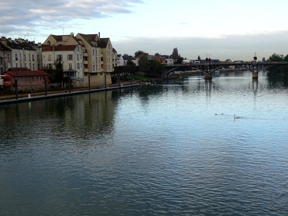 La Marne depuis le Pont Maunoury. Lagny-sur-Marne est à ga… 