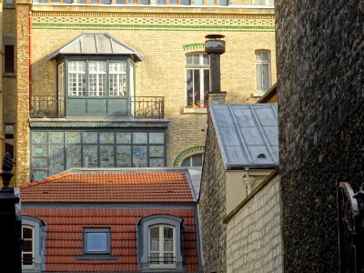 Façade et vitraux sur cour intérieure au 79 rue de la Fais… 