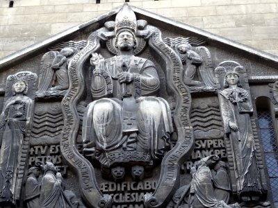 Bas-relief, église Saint-Pierre-de-Chaillot, 31 avenue Mar… 