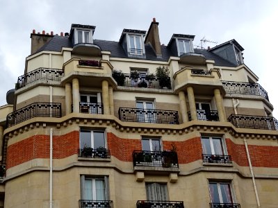 Détail des balcons à colonnades, immeuble derrière le squa… 