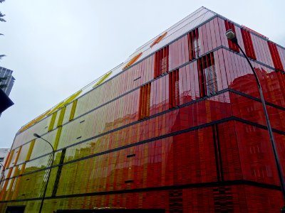 Un bel immeuble rouge, orange et jaune de la rue Armand Mo… 