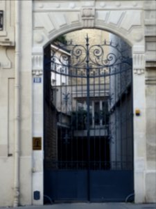 Porte, au 18 rue de Prony, 17e arr., Paris photo