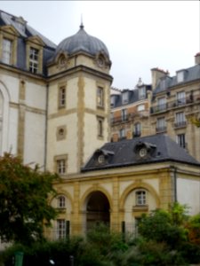 De derrière, porte de l'Université Panthéon-Assas Paris II… 