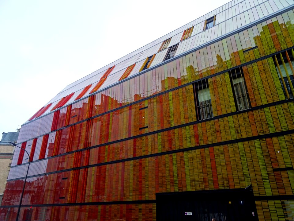 Un bel immeuble rouge, orange et jaune de la rue Armand Mo… 