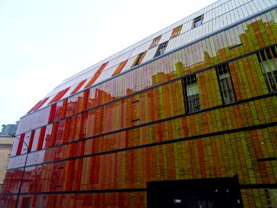 Un bel immeuble rouge, orange et jaune de la rue Armand Mo… 