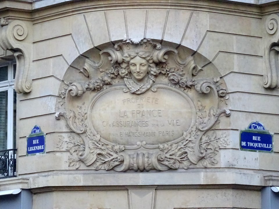 Sculpture sur façade d'immeuble, à l'angle de la rue Legen… 