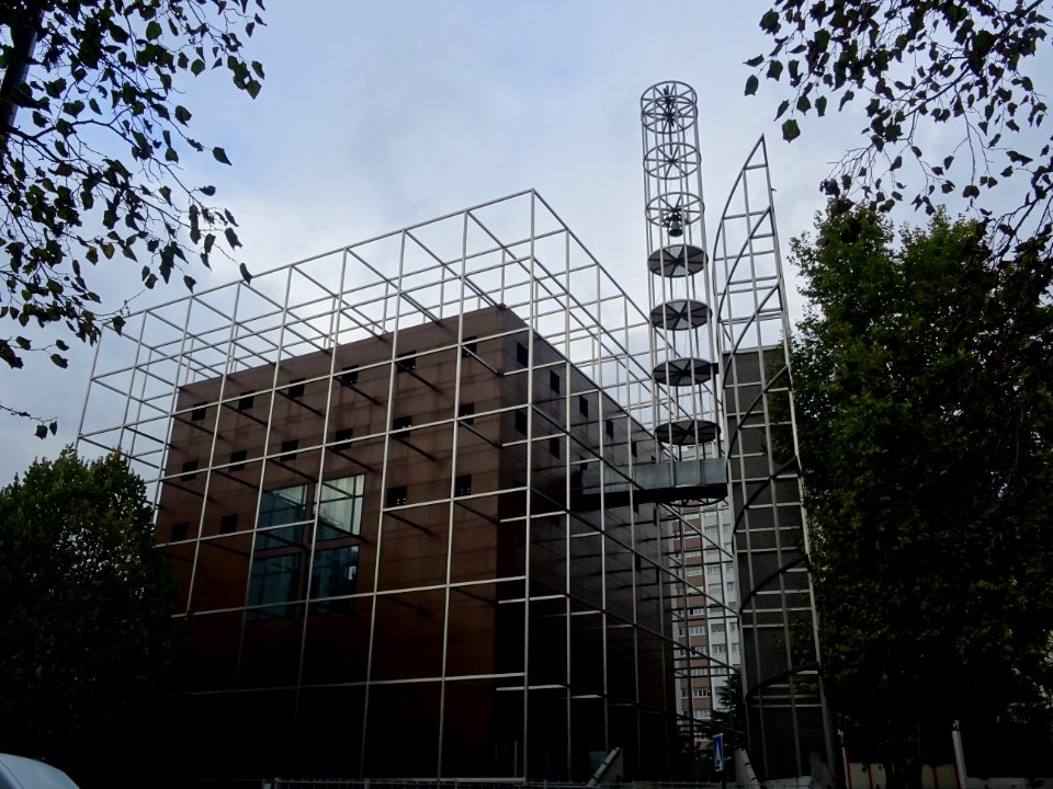 Eglise Notre-Dame-de-l’Arche-d'Alliance, cube de 18m de cô… 