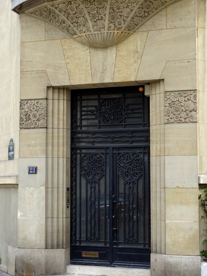 Porte de l'immeuble à l'angle de l'Avenue Milleret de Brou… 