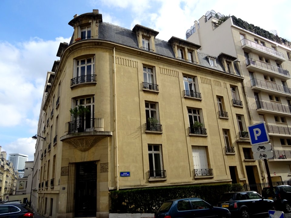 Immeuble à l'angle de l'Avenue Milleret de Brou et de la r… 