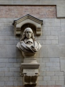 Buste de Pascal 1623-1662 sur la façade du lycée Janson de… 