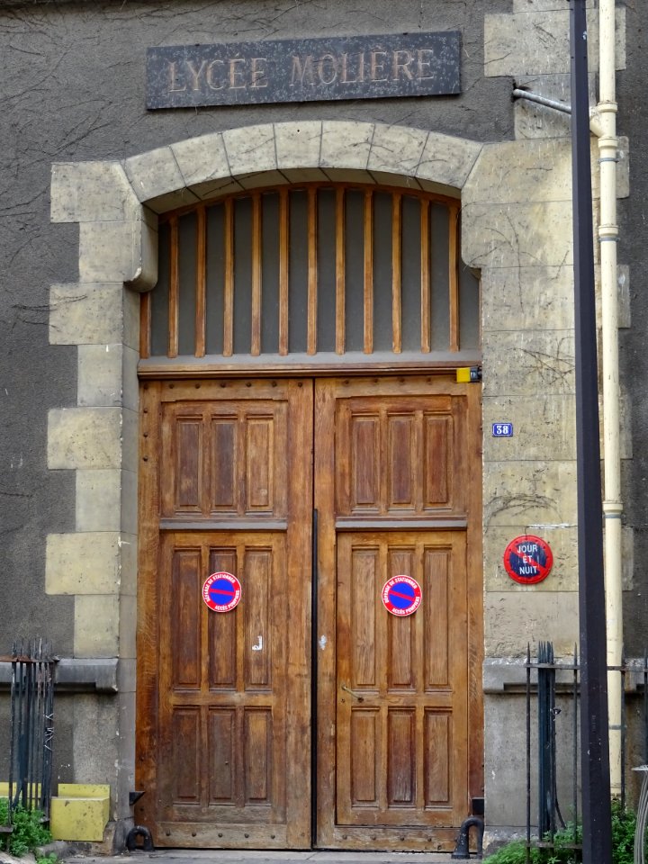 Porte en bois du Lycée Molière, côté rue de l'Assomption, … 