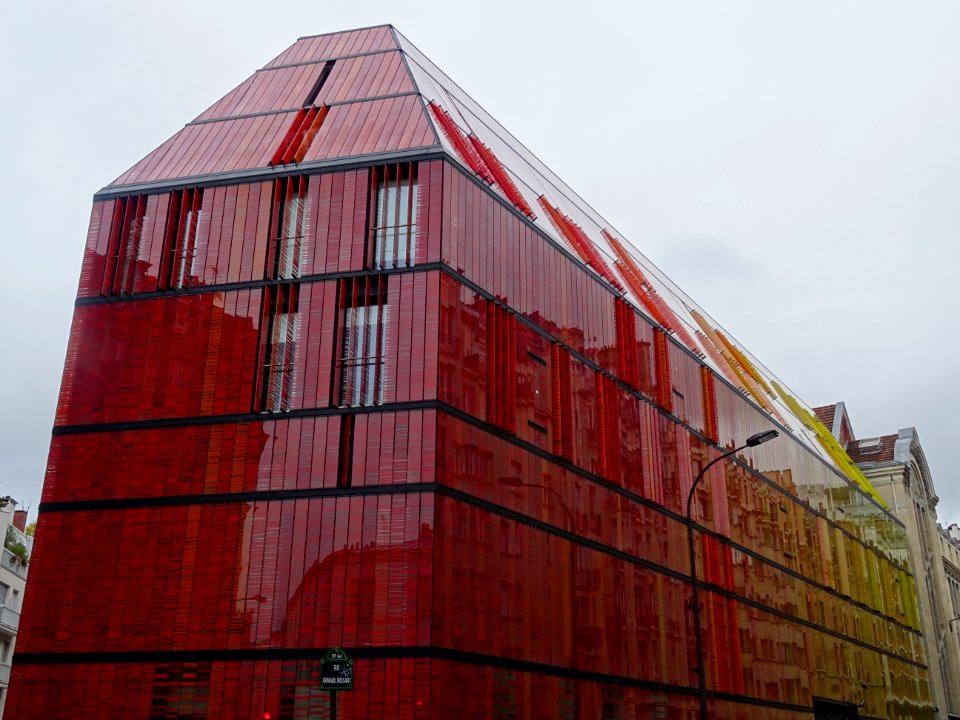 Un bel immeuble rouge, orange et jaune de la rue Armand Mo… 