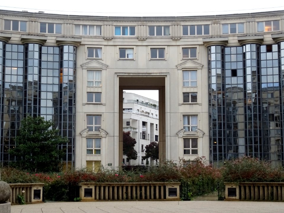 Vue depuis la Place Slimane Azem, le jardin des Colonnes, … 