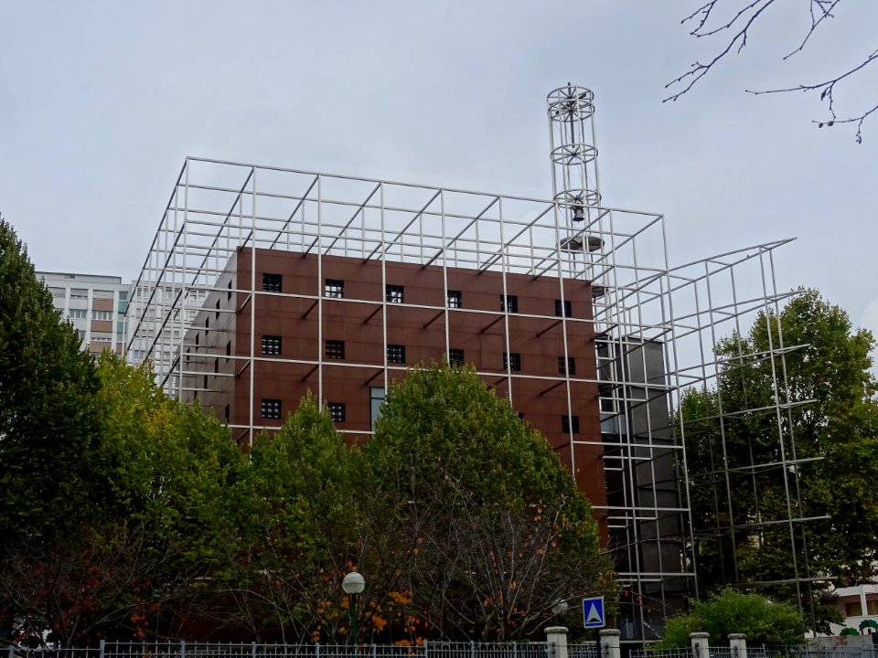 Eglise Notre-Dame-de-l’Arche-d'Alliance, cube de 18m de cô… 