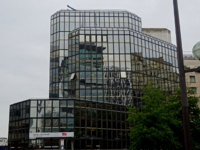 Réflexions dans l'immeuble de la Gare Vaugirad de l'immeub… 