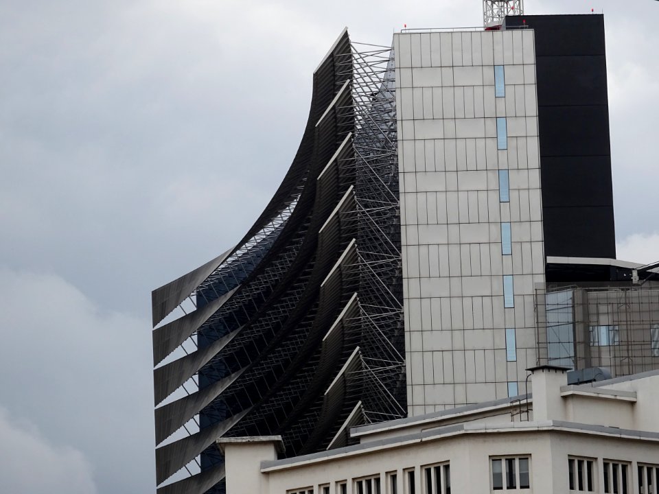 Courbures ? sur un immeuble du quartier du Ministère de l'… 