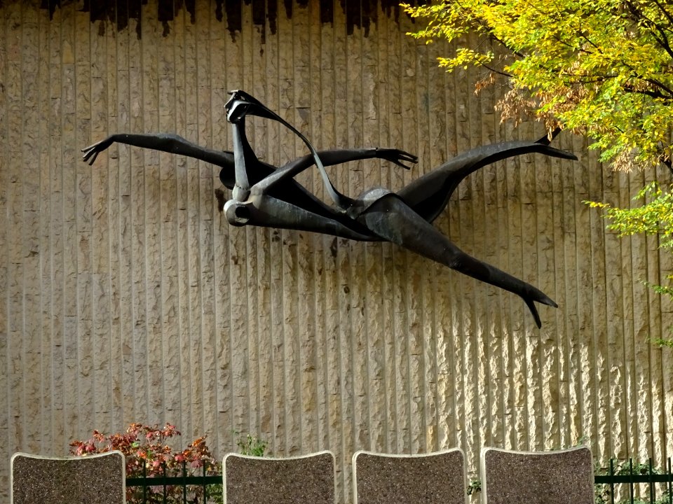 Sculpture d'une nageuse sur la façade de la Piscine Henry … 