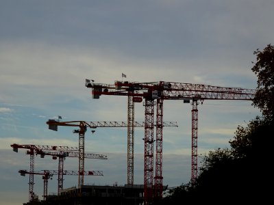 Grues et immeubles en construction, près de la gare de Pon… 