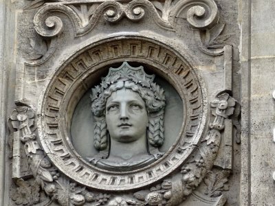 Sculpture d'un visage de femme, sur la façade du lycée Cha… 