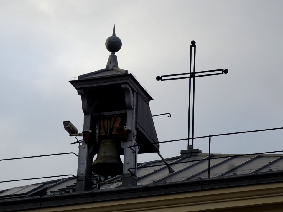 Cloche, paratonnerre et croix, église Sainte-Marie des Bat… 