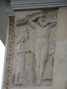Bas-relief, sur le portail au 28 boulevard Victor, 15e arr… 