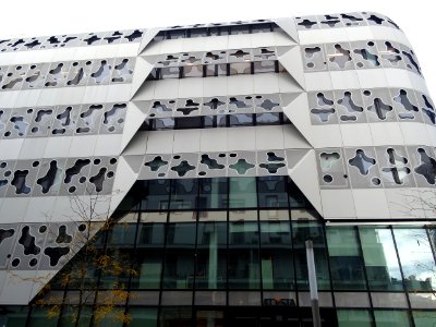Immeuble moderne dans la rue Marie-George Picquart, 17e ar… 